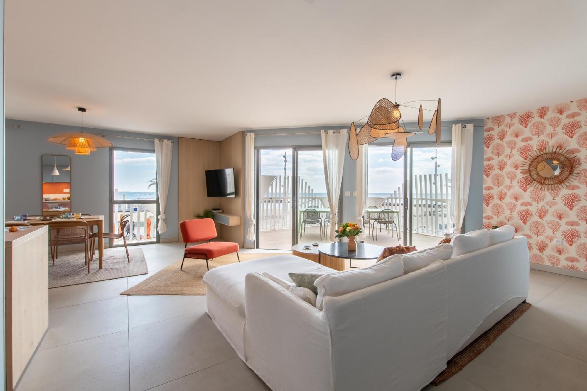 Le Majestic Residence: Seaside Luxury With Rooftop Pool Apartment