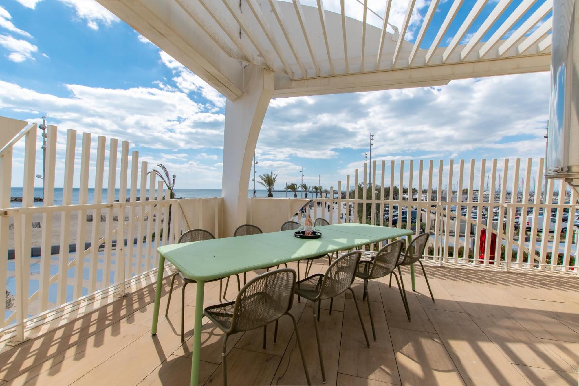 Le Majestic Residence: Seaside Luxury With Rooftop Pool *
